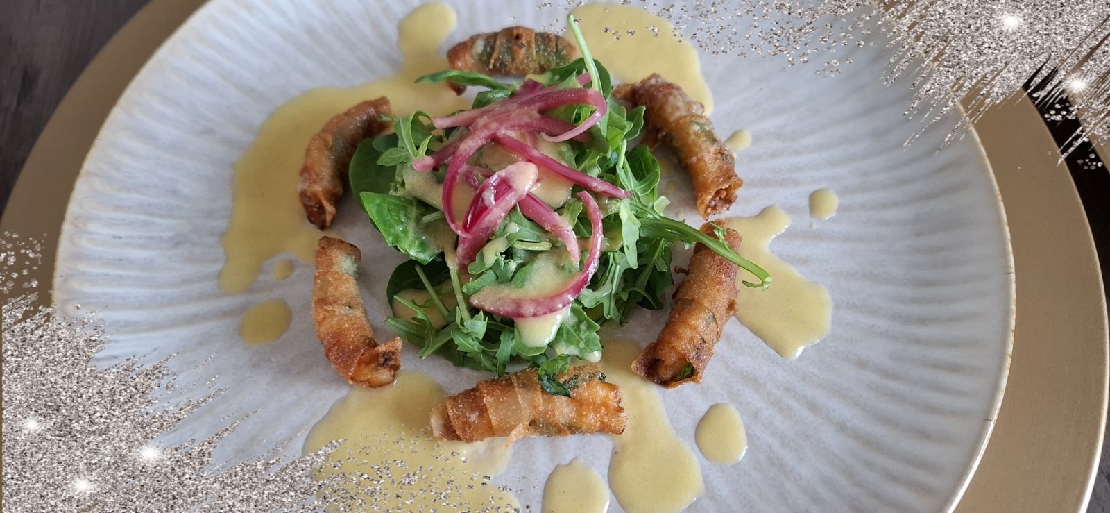 Croustilles de langoustines à la sauce citrus et ses pickles d’oignons rouges 