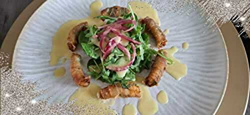 Croustilles de langoustines à la sauce citrus et ses pickles d’oignons rouges