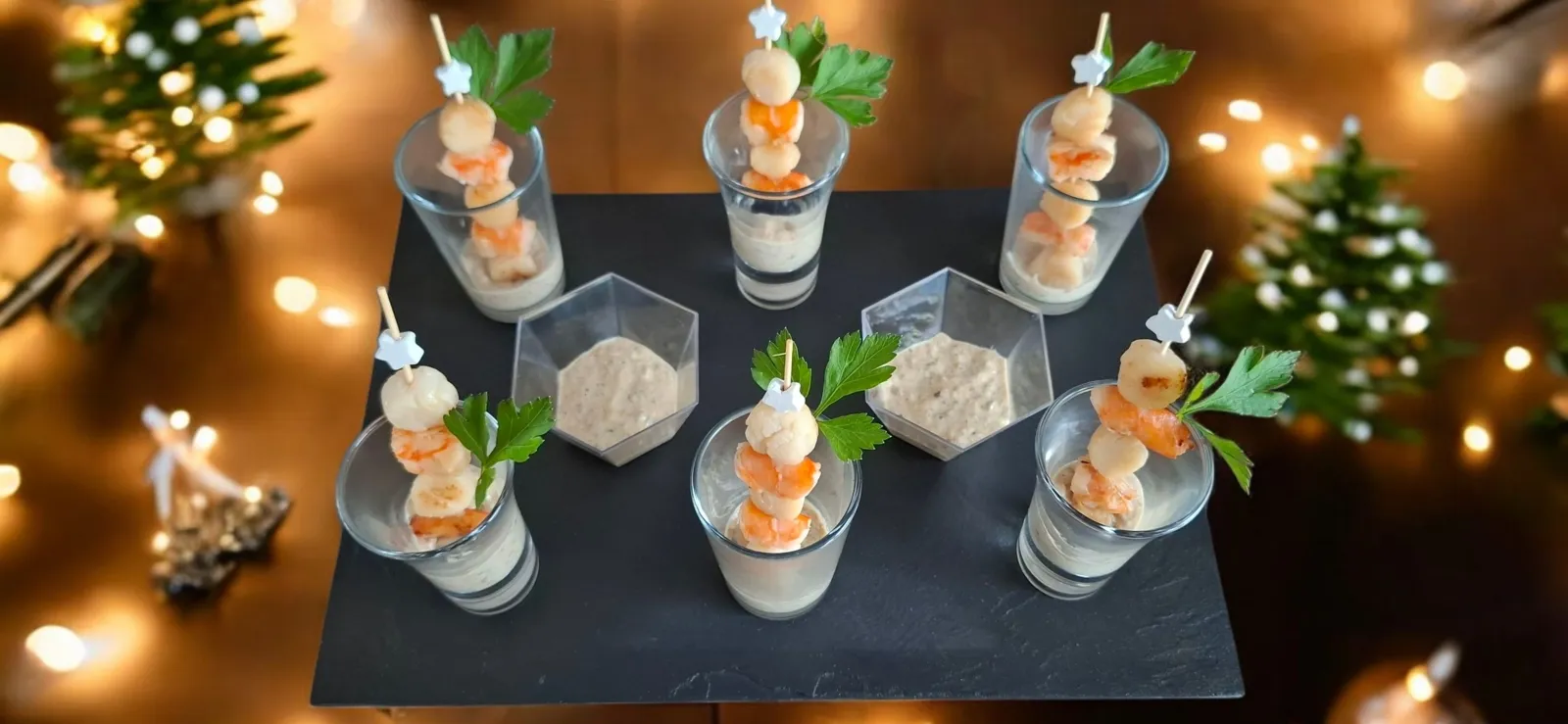 Pétoncles  et gambas en brochettes  sauce aux cèpes  et prosecco 