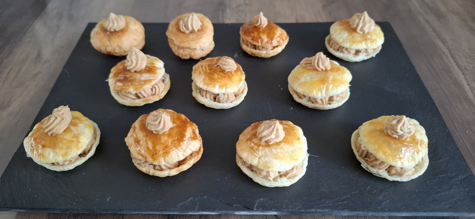 Petites bouchées feuilletées à  la ganache au café 