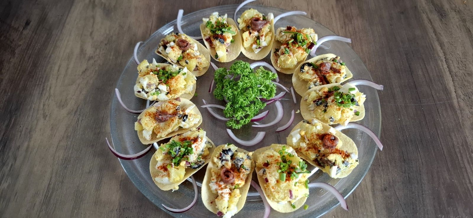 Tuiles à  la salade rustique aux pommes de terre et aux anchois