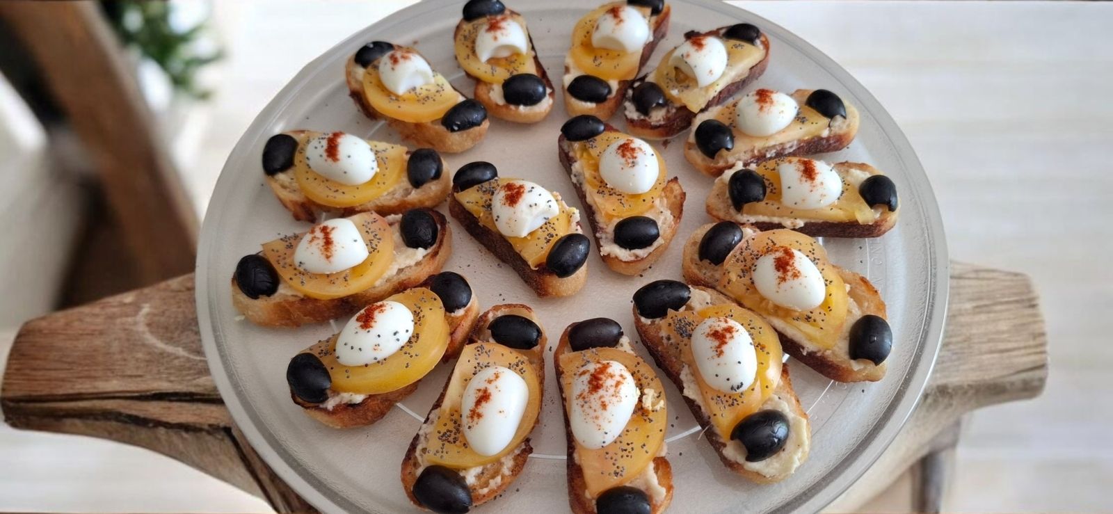 Petits canapés à la crème d’artichauts, tomate ananas et œufs de caille