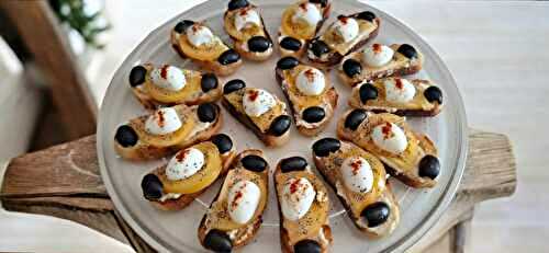 Petits canapés à  la crème  d’artichauts, tomate ananas et œufs de caille