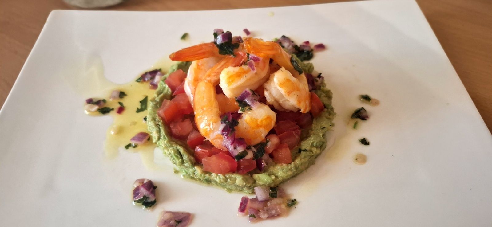 Gambas à  la mousse d’avocat et gremolata d’ail