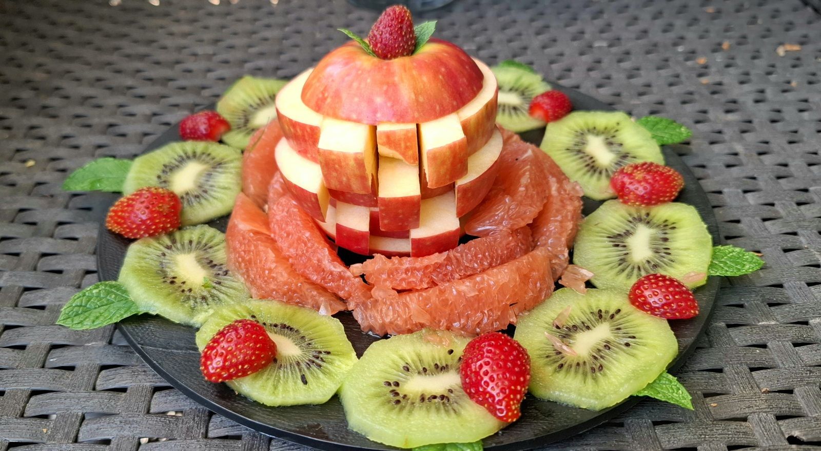 Découpe originale de pomme pour présentation de plateau de fruits
