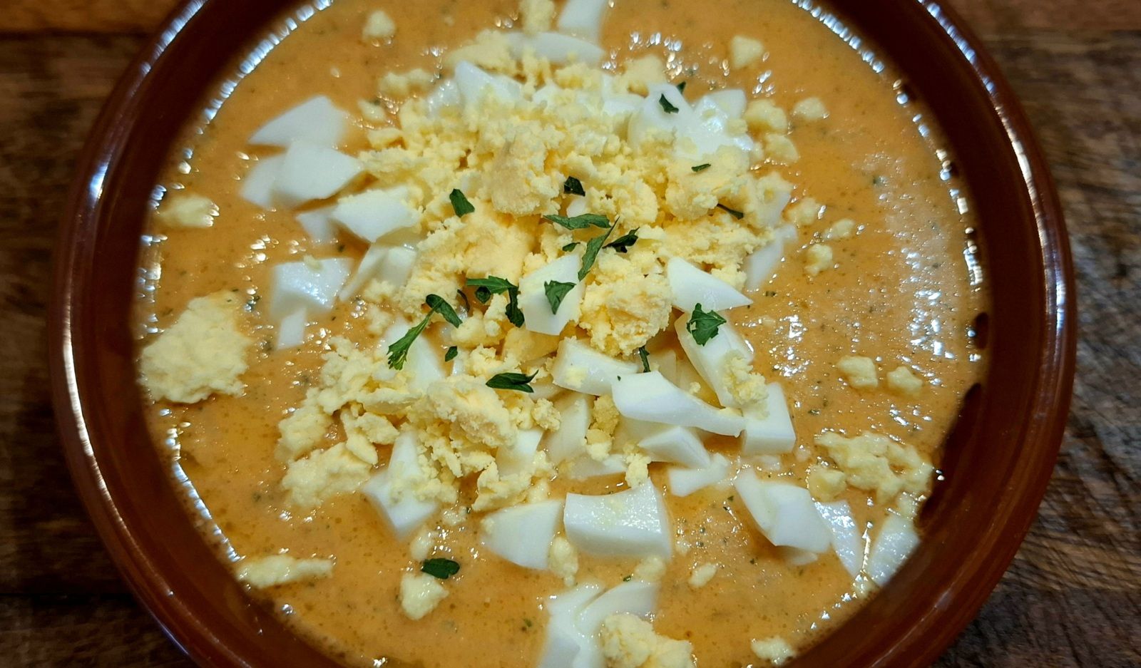 Soupe froide aux tomates rouges et jaunes et concombre