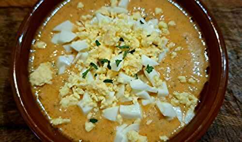 Soupe froide aux tomates rouges et jaunes et concombre