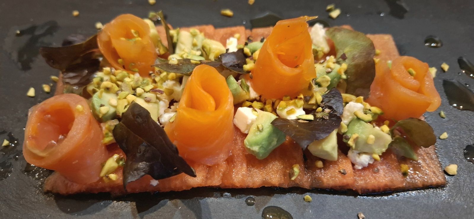 Carpaccio de pastèque au saumon, avocat et ses pistaches torrefiées
