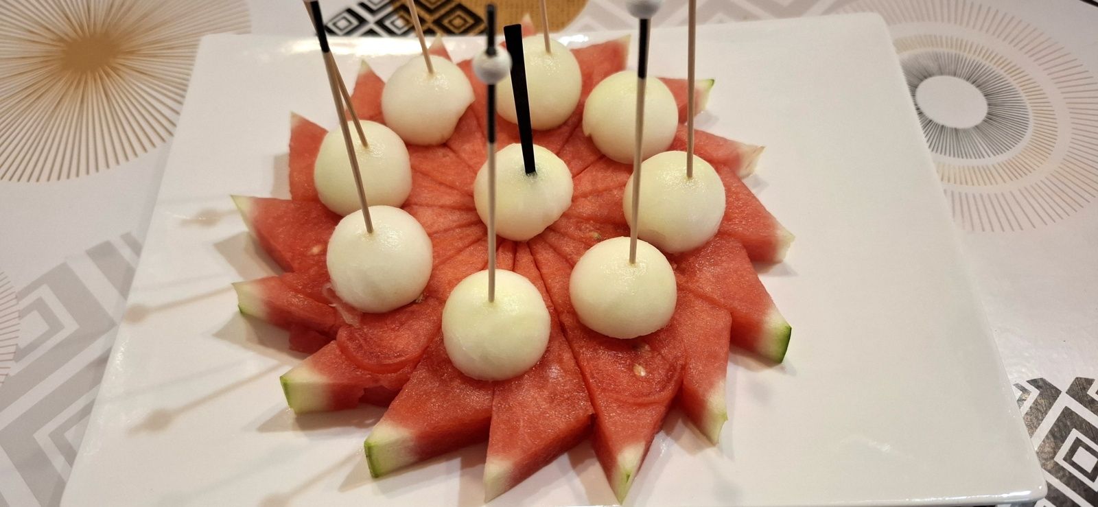Découpe et présentation originale d’une pastèque
