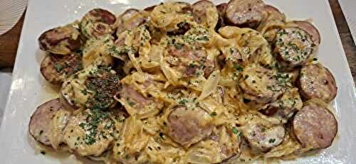 Saucisses de Montbéliard mijotées à la sauce moutarde et aux oignons