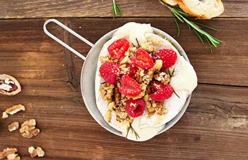 Fromage à croûte fleurie aux framboises, noix et miel