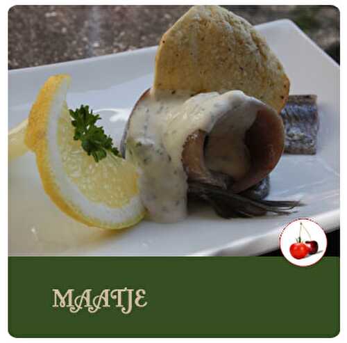 MAATJE, CREME FRAICHE DE PERSIL ET TUILE AUX OIGNONS