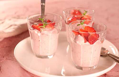 Mousse de fraises ultra rapide - 3 étapes & 3 ingrédients | Recette en vidéo