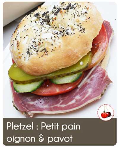 Pletzel : Petit pain recouvert d'oignon et de pavot