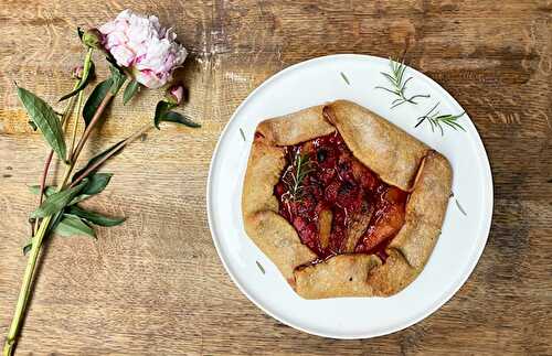 Tarte rustique fraises rhubarbe | La recette la plus facile !