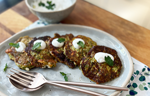 Galettes de courgette faciles à la feta | Un peu comme en Grèce