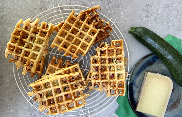 Gaufre au fromage, courgette et jambon : un en-cas sain