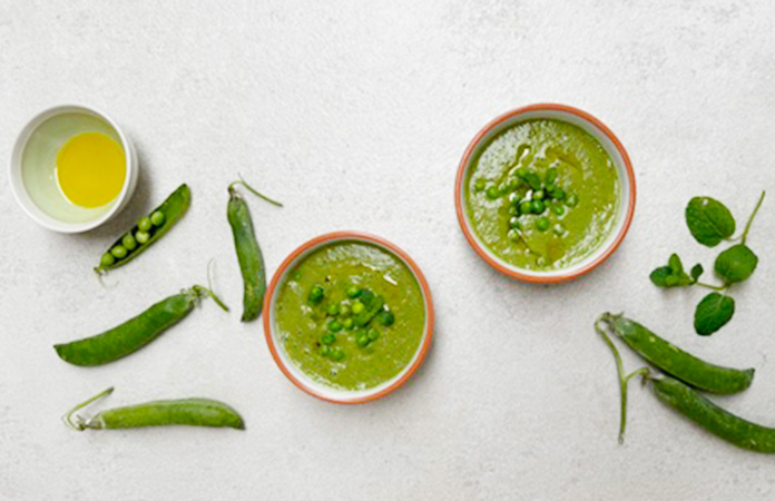 Soupe froide de petits pois à la menthe et huile de lin