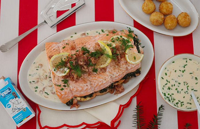 Rôti de saumon farci aux épinards, sauce crémeuse aux crevettes