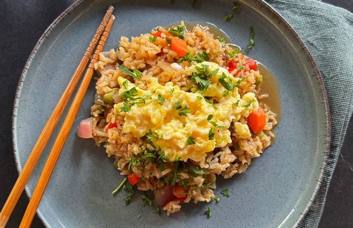 Riz complet sauté aux légumes et œufs brouillés