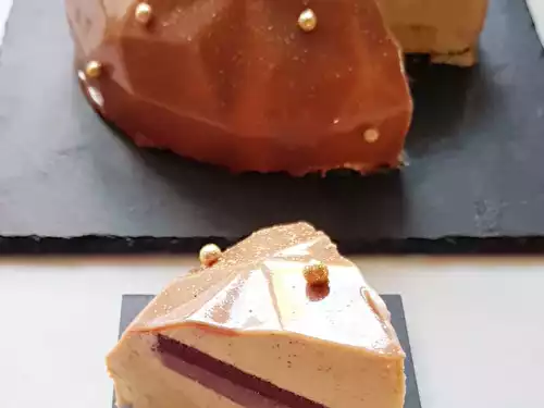 Entremet cassis et praliné