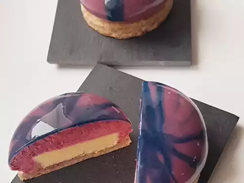 Entremets cassis et chocolat blanc