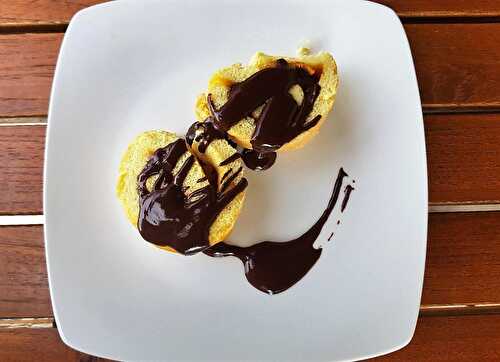 Gâteau d'enfance : roulé à l’abricot et sauce chocolat