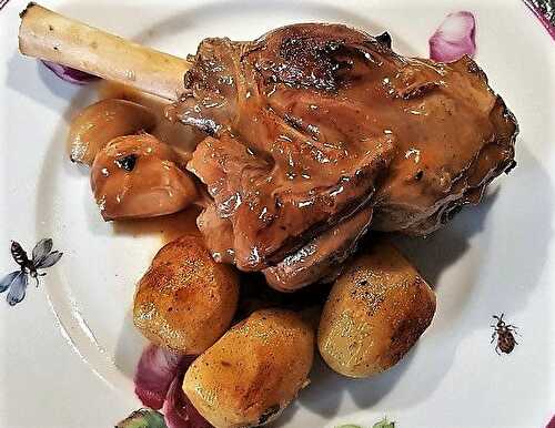 Souris d'agneau confites à l'ail et pommes de terre grenaille sautées