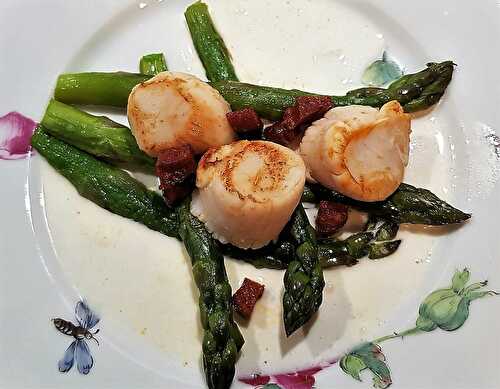 Saint-Jacques snackées, asperges vertes, dés de chorizo et crème de parmesan