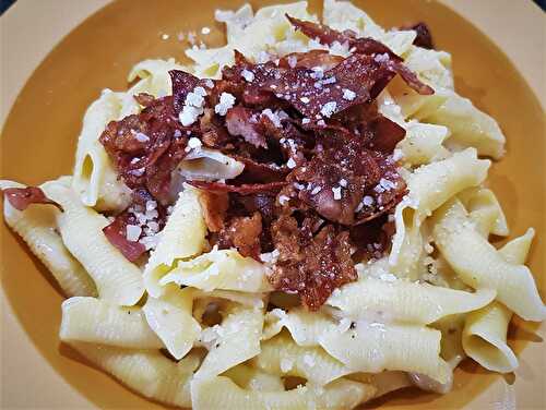 Pasta cacio e pepe alla gricia - pâtes au poivre, sel et guanciale ou pancetta