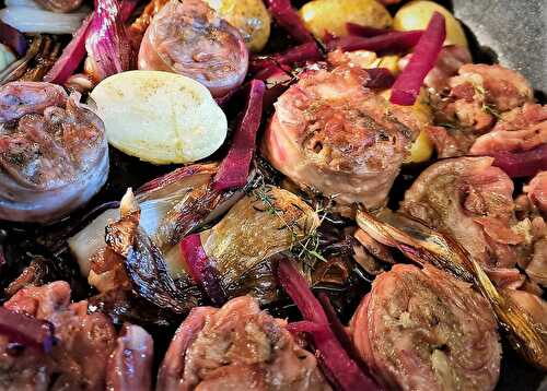 Tournedos d'andouillettes, échalotes nouvelles, pommes de terre grenaille et betterave