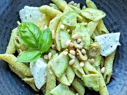 Pâtes froides au pesto, courgettes grises et mozzarella