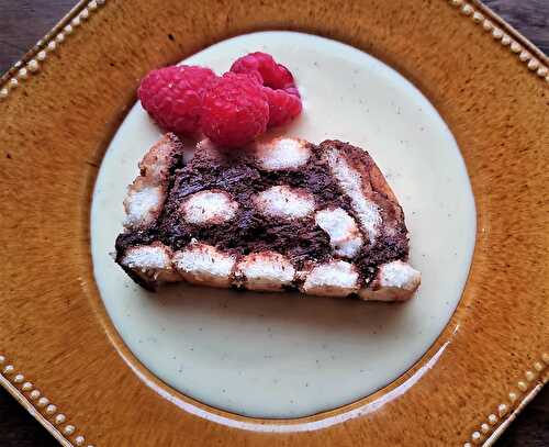 Charlotte au chocolat et au rhum, crème anglaise légère et framboises fraîches