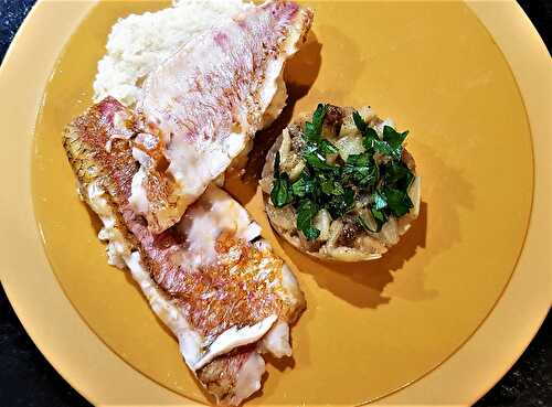 Filets de rouget poêlés, confit de fenouil et purée de céleri