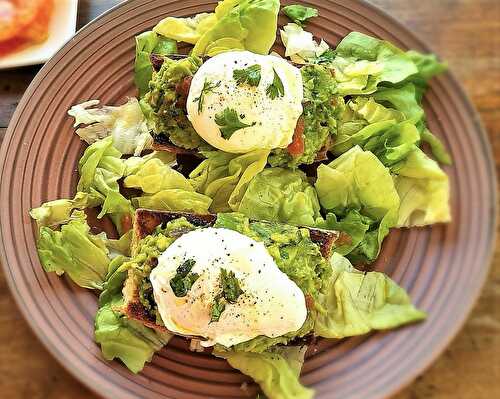 Comme une bruschetta avocat, tomates et oeuf poché