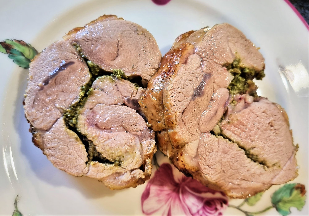 Epaule d'agneau roulée farcie au pesto : une recette aux saveurs italiennes