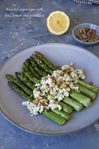 Asperges rôties à la feta, citron et pistache