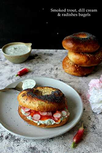 Bagels à la truite fumée, crème à l'aneth et radis