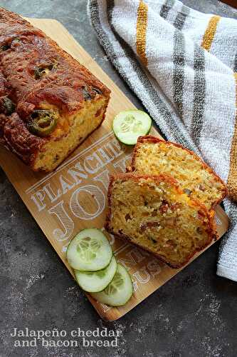 Cake au cheddar, lardons et jalapeños