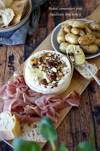 Camembert rôti aux noisettes et au miel