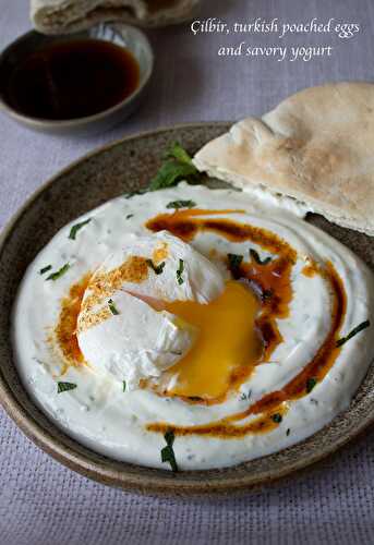 Çilbir, oeufs pochés au yaourt