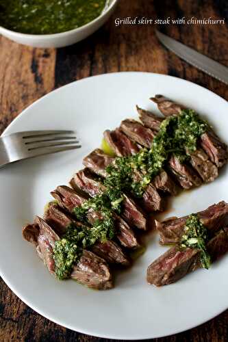 Hampe de boeuf grillée à la sauce chimichurri