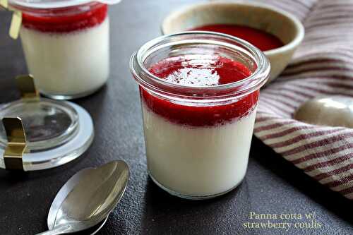 Panna cotta à la vanille et coulis à la fraise