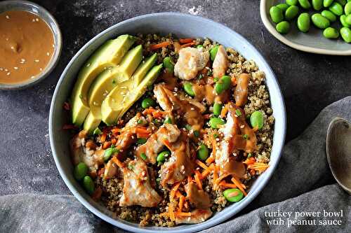 Power bowl à la dinde, sauce à la cacahuète