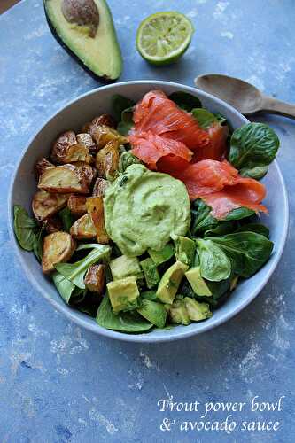 Power bowl à la truite et sauce à l'avocat