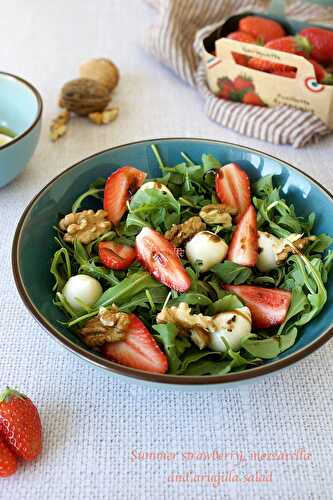 Salade d'été aux fraises, mozzarella et roquette