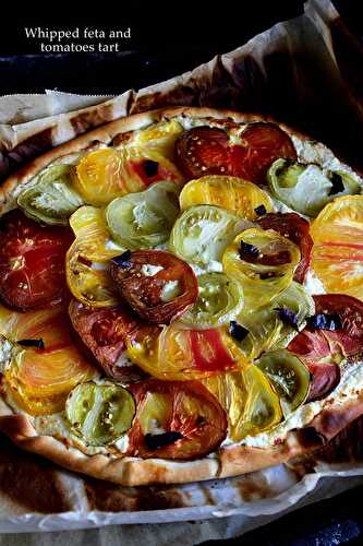 Tarte fine à la tomate et feta fouettée