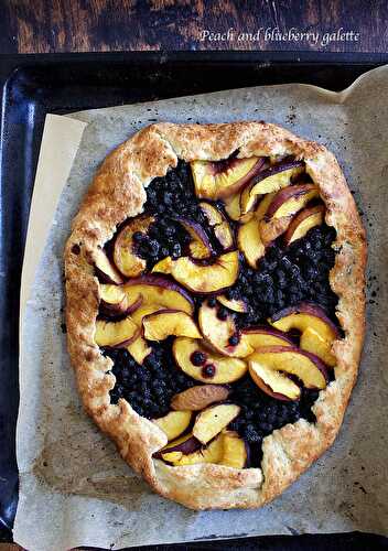 Tarte rustique à la pêche et aux myrtilles