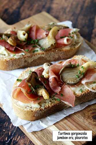 Tartines au gorgonzola, jambon cru et pleurotes