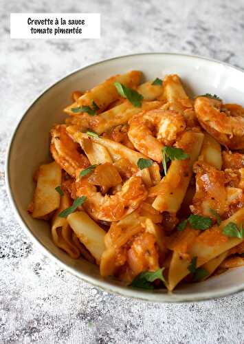 Penne aux crevettes et à la sauce tomate pimentée